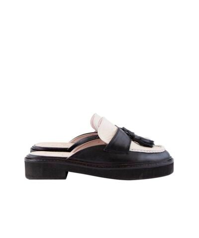 Antusu Gal vs Buck smooth mule blacknwhite 1